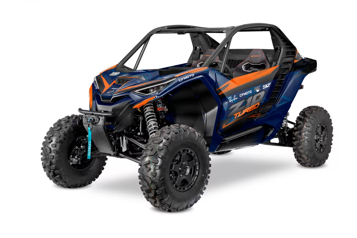 Kit de vinilos CFMOTO Z10 Turbo Apex Racing Edition con diseño racing instalado en buggy deportivo