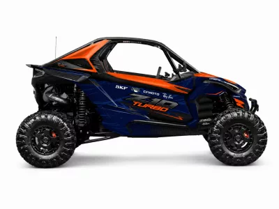 Kit de vinilos CFMOTO Z10 Turbo Apex Racing Edition con diseño racing instalado en buggy deportivo