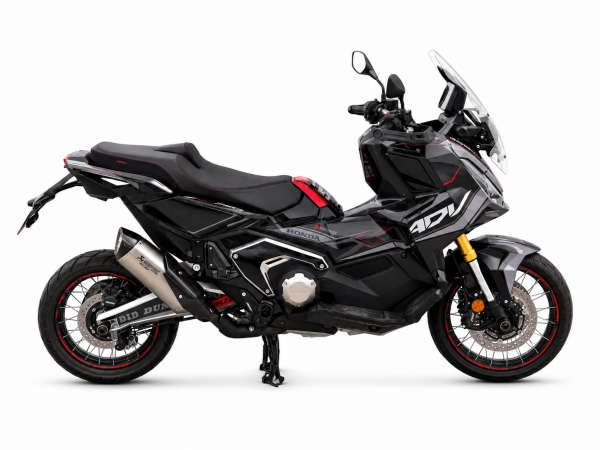 Kit de vinilos Honda X-ADV 750 Urban Apex Edition con diseño deportivo en negro, gris, blanco y detalles rojos instalado en scooter adventure