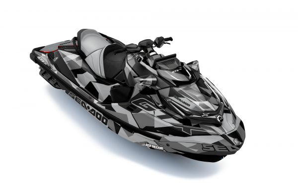 Kit de vinilos Sea-Doo GTX Limited Urban Camo Edition con camuflaje geométrico negro y gris instalado en moto de agua