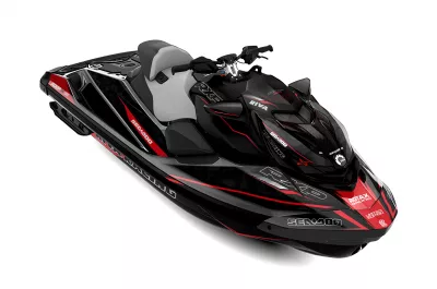 Kit de vinilos Sea-Doo RXP-X 300 Shadow Carbon Edition en negro, gris carbono y rojo instalado en moto de agua