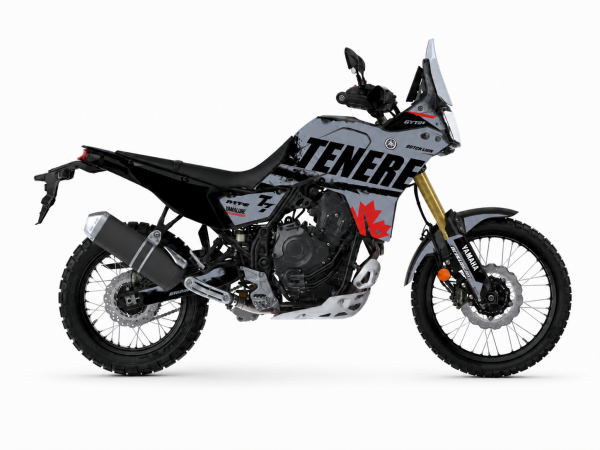 Kit de vinilos Yamaha Ténéré 700 Arctic Rebel Edition en gris, negro, blanco y rojo instalado en moto trail adventure