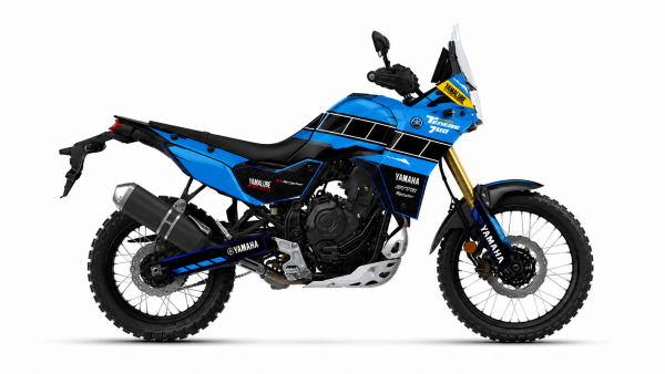 Kit de vinilos Yamaha Ténéré 700 Desert Rally Blue Edition en azul, negro, blanco y amarillo instalado en moto trail adventure